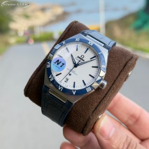 N1 Factory Masterfully Crafted Omega 41mm Master Chronometer (Fifth Generation Constellation) 131.30.41.21.99.001 Series N1 Factory upholds an uncompromising pursuit of horological artistry. By acquiring authentic originals for in-depth study, we integrate modern cutting-edge techniques and advanced materials to meticulously refine every detail, faithfully recreating the iconic essence of the Omega Constellation collection.   Featuring an exclusive genuine 8900/8901-compatible dual-time zone quick-set calendar movement, the original 6-position balance wheel undergoes meticulous finishing. This ensures not only stable and reliable performance but also showcases the exquisite artistry of mechanical watchmaking. The case employs the latest CNC technology, achieving precise dimensions and delicate textures. The front and rear sapphire crystals complement each other beautifully, presenting a perfect fusion of quality and aesthetics from every angle.The dial hands employ advanced PVD coloring techniques. The mysterious multicolored meteorite dial harmonizes with the classic dial face, complemented by vibrant titanium and ceramic bezels that blend modernity with timeless elegance.The butterfly folding clasp with quick-adjust functionality mirrors the original design, offering excellent weight and tactile feel for an unparalleled wearing experience. N1 Factory presents the most comprehensive and highest-grade version of the classic 41mm fifth-generation Constellation, paying homage to tradition while continuing the legend.